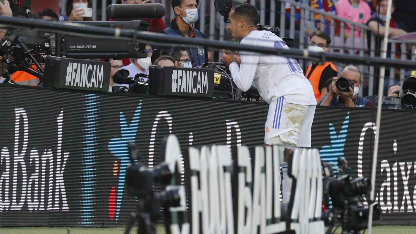 Lucas Vázquez celebra su gol al FC Barcelona frente a una cámara de televisión