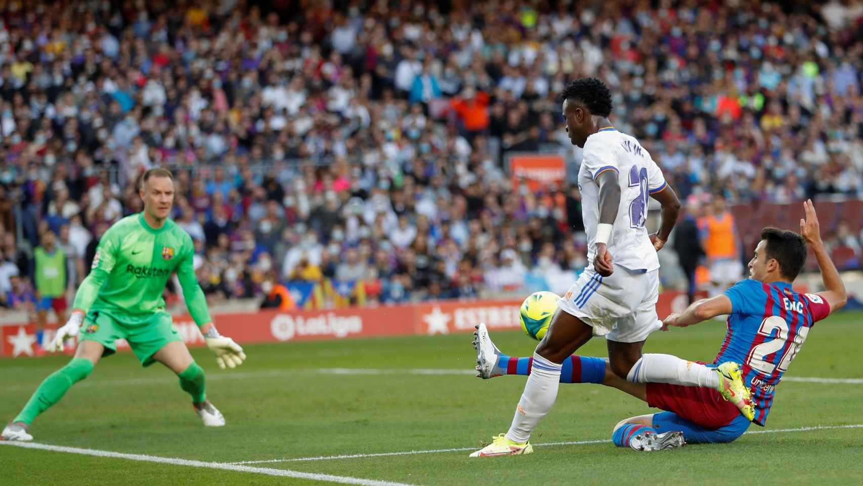 Vinicius ganando la línea de fondo ante el Barça