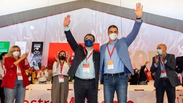 Guillermo Fernández Vara y Pedro Sánchez durante el XIII Congreso del PSOE de Extremadura.