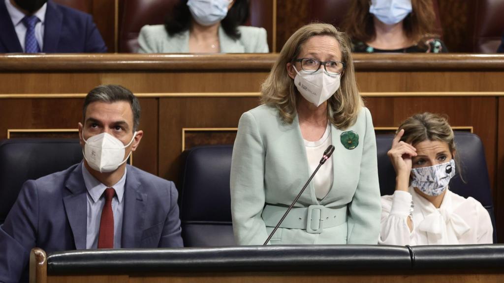 El presidente del Gobierno, Pedro Sánchez, la vicepresidenta primera, Nadia Calviño, y la vicepresidenta segunda, Yolanda Díaz.