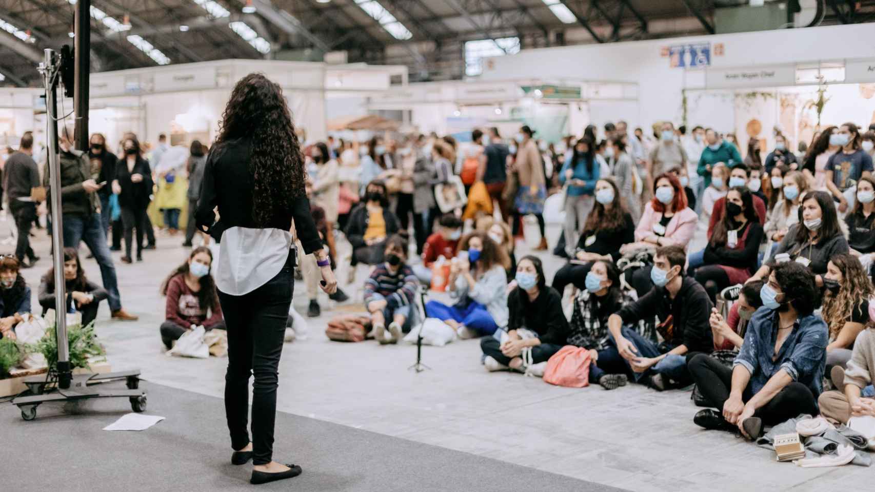 Asistentes a la feria vegana en Vigo.