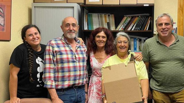 Teresa Vicente (c) en su despacho de la Facultad de Derecho de la Universidad de Murcia.