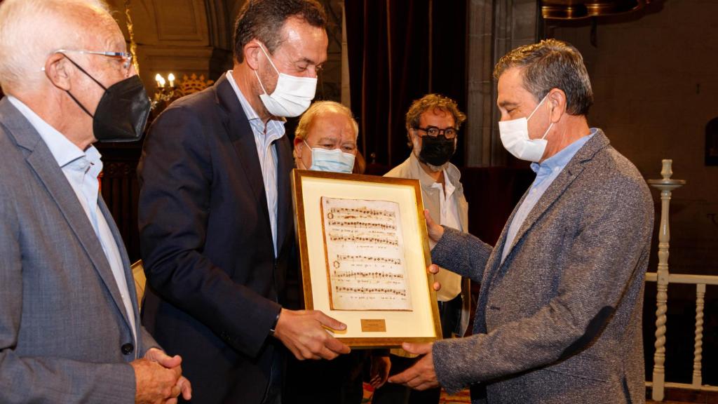 El alcalde entrega los reconocimientos a miembros de la familia del Misteri.