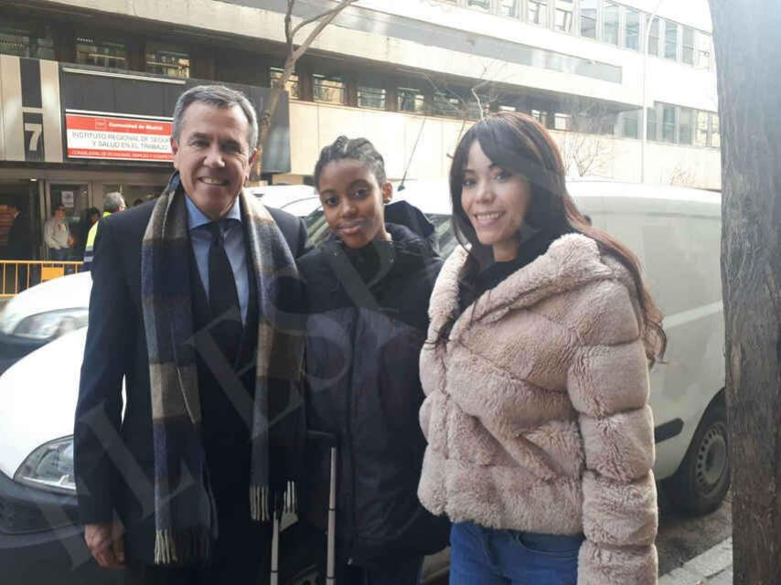 El letrado Fernando Osuna junto a Erika y su madre en una imagen cedida a EL ESPAÑOL.