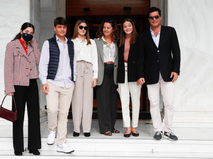 Alexia de Grecia and Carlos Morales durante el almuerzo junto a sus hijos,  Arrietta, Carlos, Ana María y Amelia.