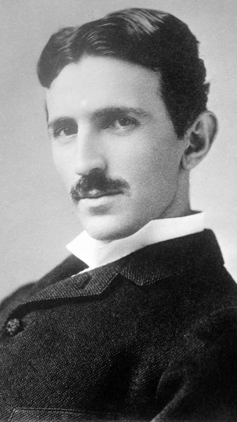 Retrato de Nikola Tesla.