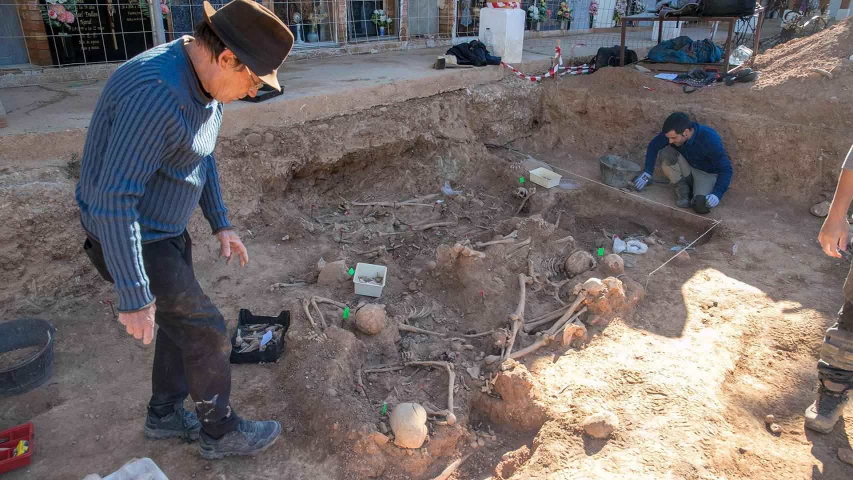 Una de las fosas descubiertas por los investigadores en el cementerio de Belchite.