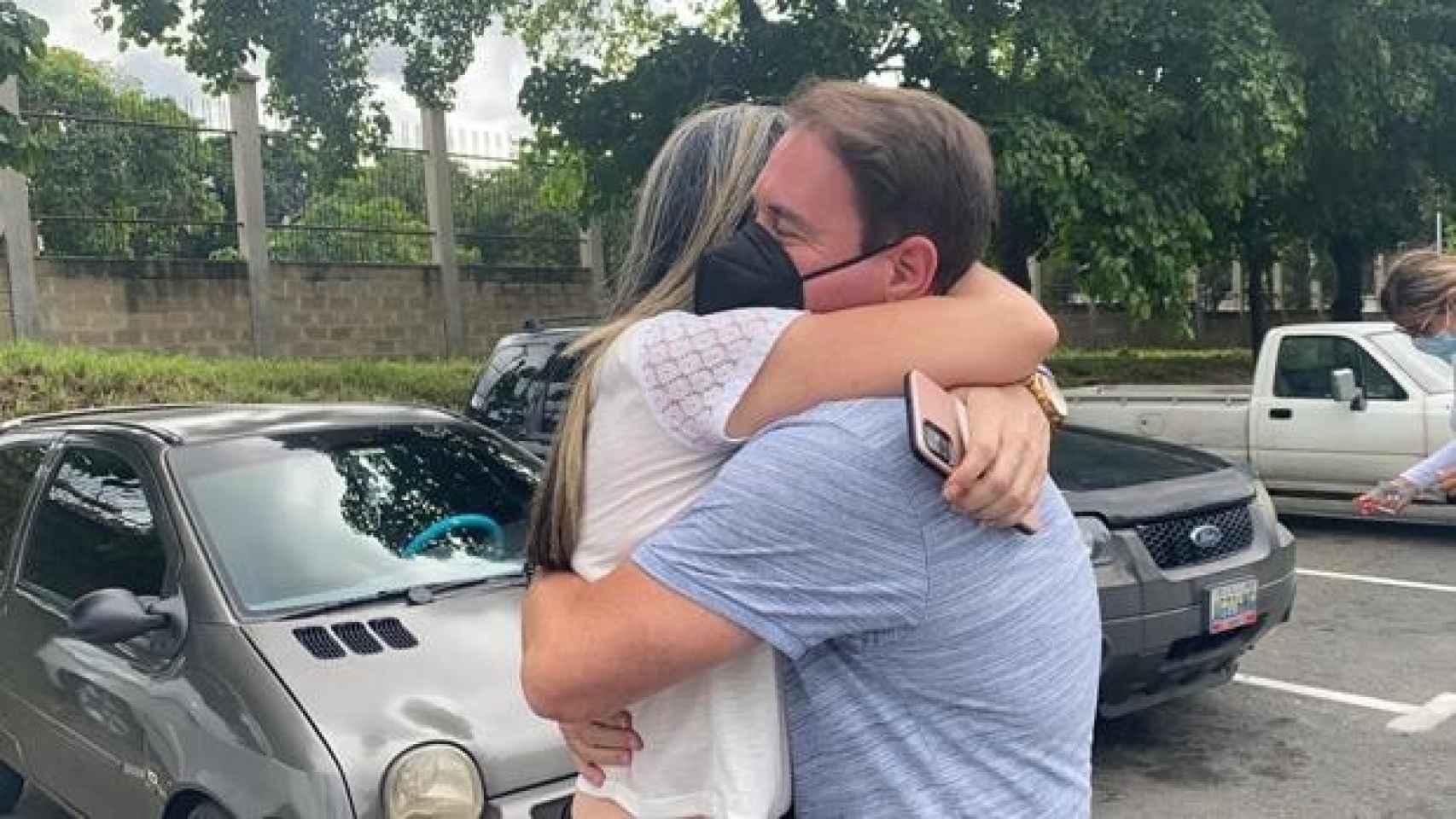 Ruperto Sánchez abraza a su familia tras ser liberado tras siete años en prisión