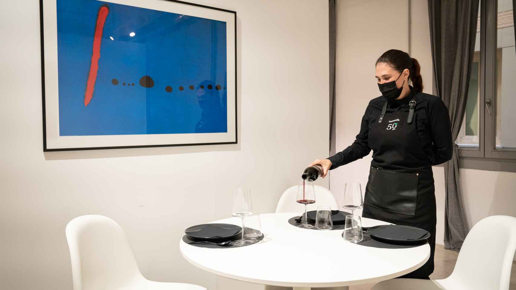 Una camarera sirve el vino en la década de los 00.