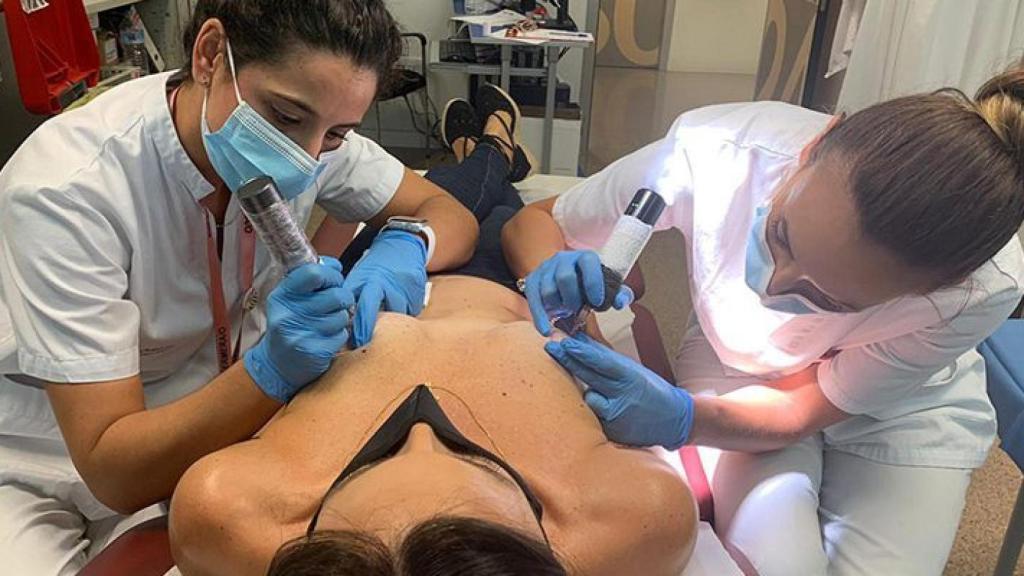 La Unidad de Mama ya ha comenzado a realizar los primeros tatuajes con micropigmentación del complejo areola-pezó.