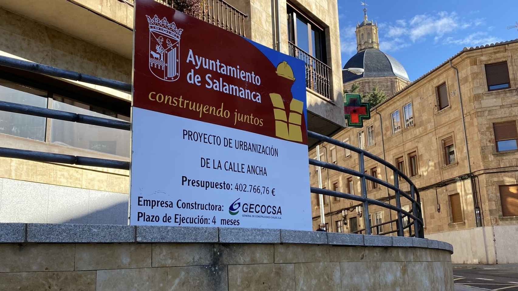 Cartel de obras en la calle Ancha de Salamanca