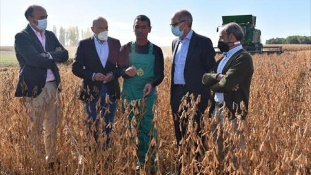 Carnero, acompañado por Javier Iglesias durante su visita a una plantación de Soja en Arabayona