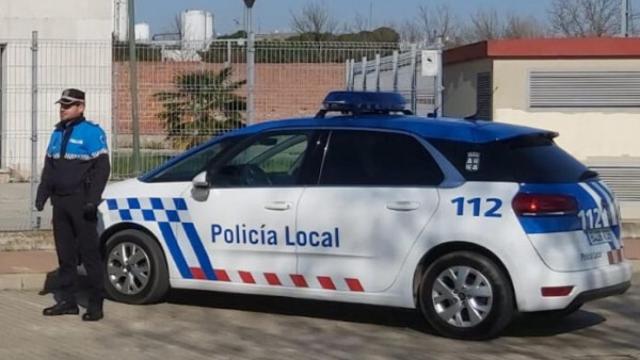 Un agente de la Policía Local junto a su vehículo