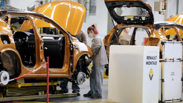 Una trabajadora en la planta de Valladolid de Renault