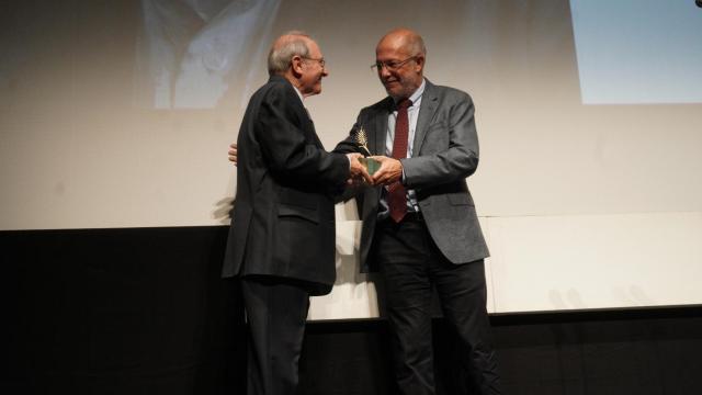 Emilio Gutiérrez Caba recibiendo el premio Espiga de Oro de Francisco Igea