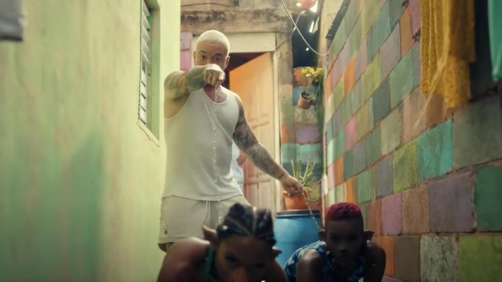 Fotograma del vídeo de 'Perra' borrado por J Balvin.