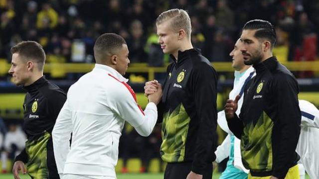 Mbappé y Haaland se saludan en un partido de la Champions League