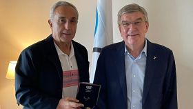 Alejandro Blanco recibe la medalla de oro del Comité Olímpico Internacional de Thomas Bach