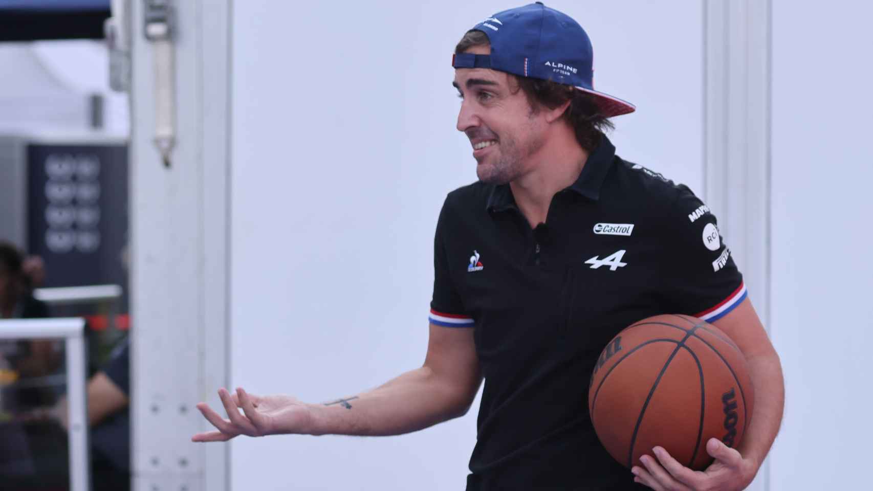 Fernando Alonso y Esteban Ocon juegan al baloncesto