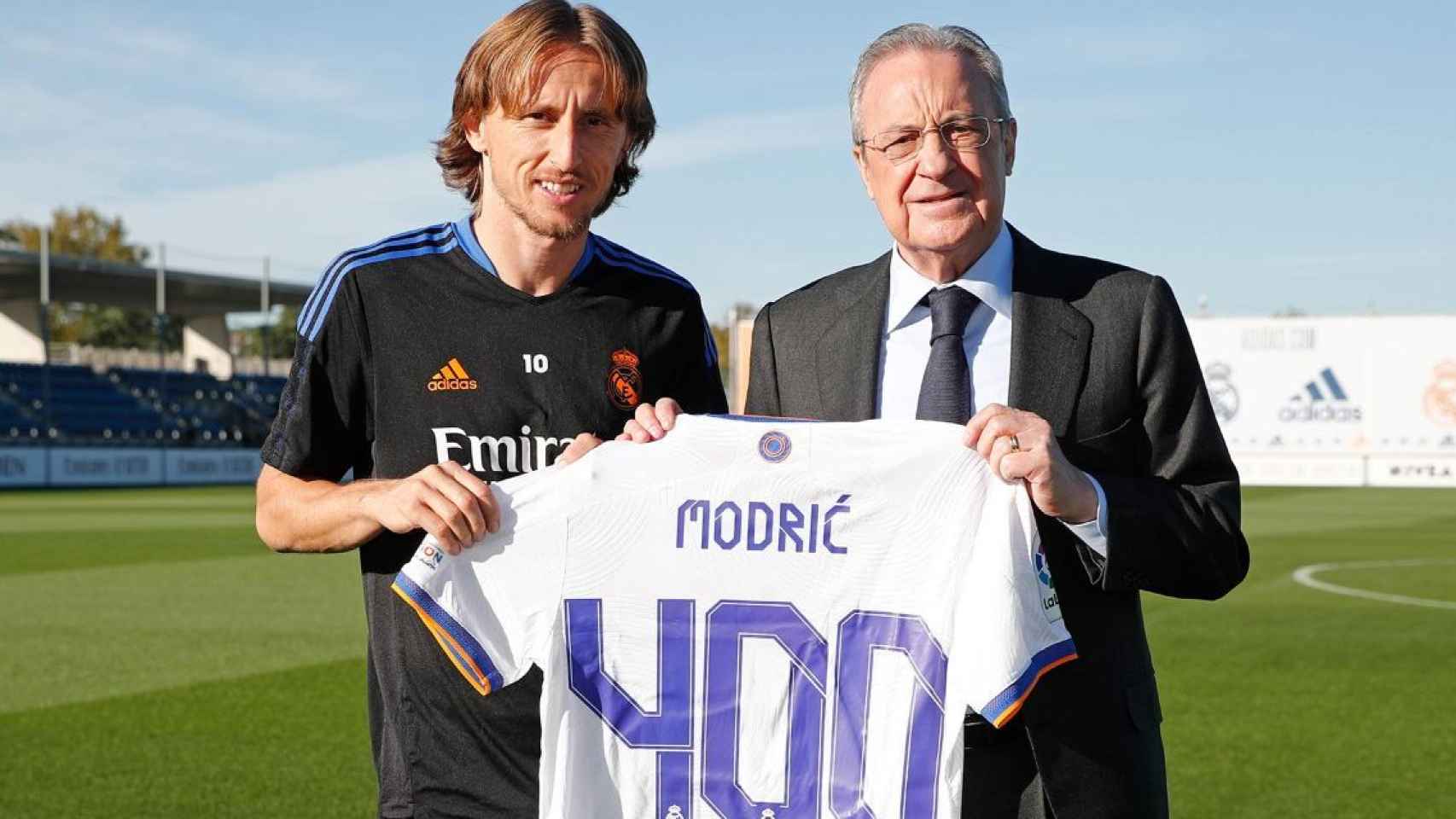 Luka Modric y Florentino Pérez, con la camiseta conmemorativa de los 400 partidos con el Real Madrid