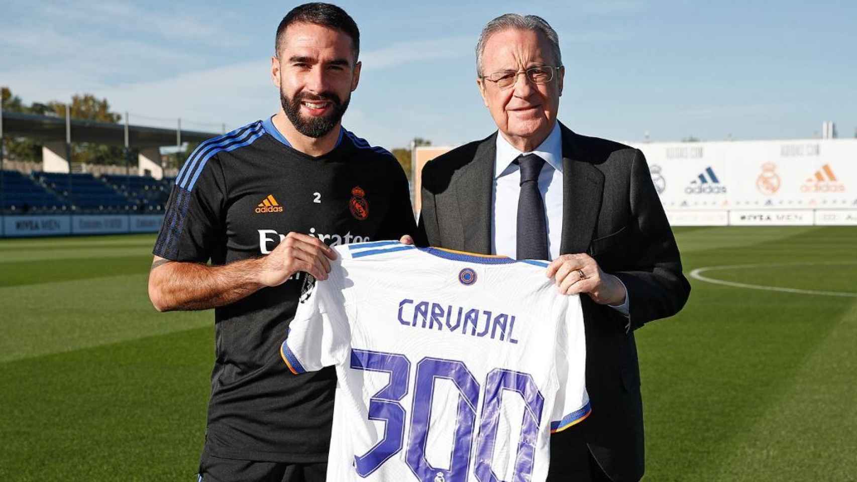 Dani Carvajal y Florentino Pérez, en la entrega de la camiseta conmemorativa por los 300 partidos con el Real Madrid