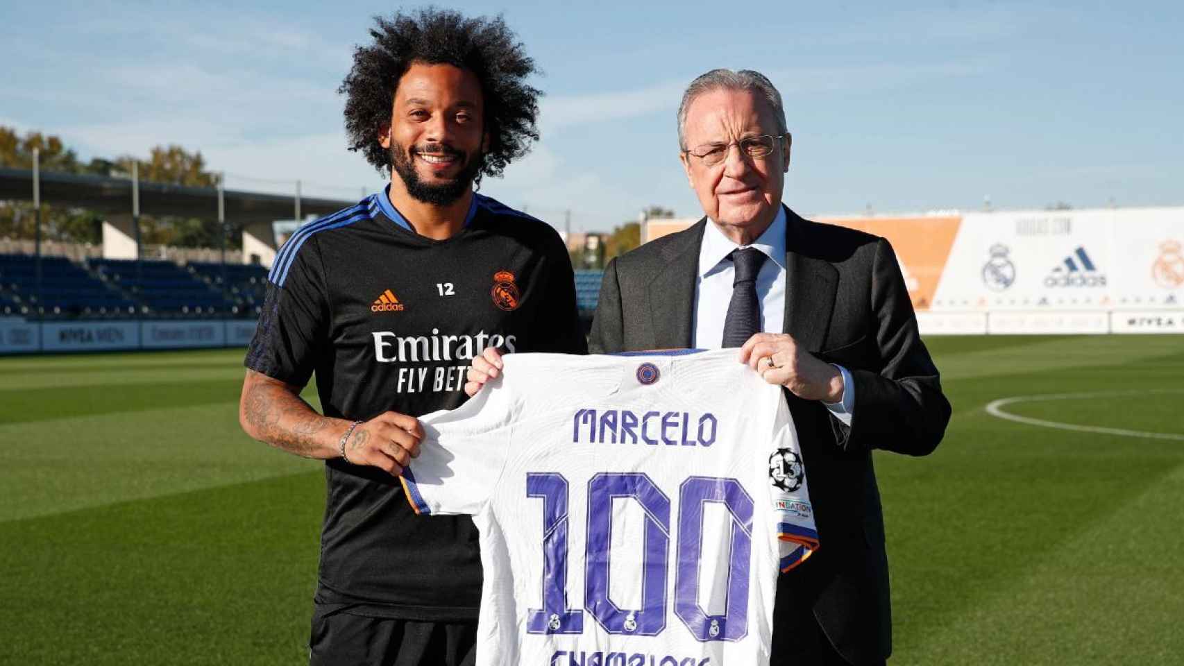 Marcelo y Florentino Pérez, en la entrega de la camiseta conmemorativa por los 100 partidos en la Champions