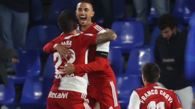 Santi Mina celebra su gol con el Celta de Vigo con Thiago Galhardo y Franco Cervi