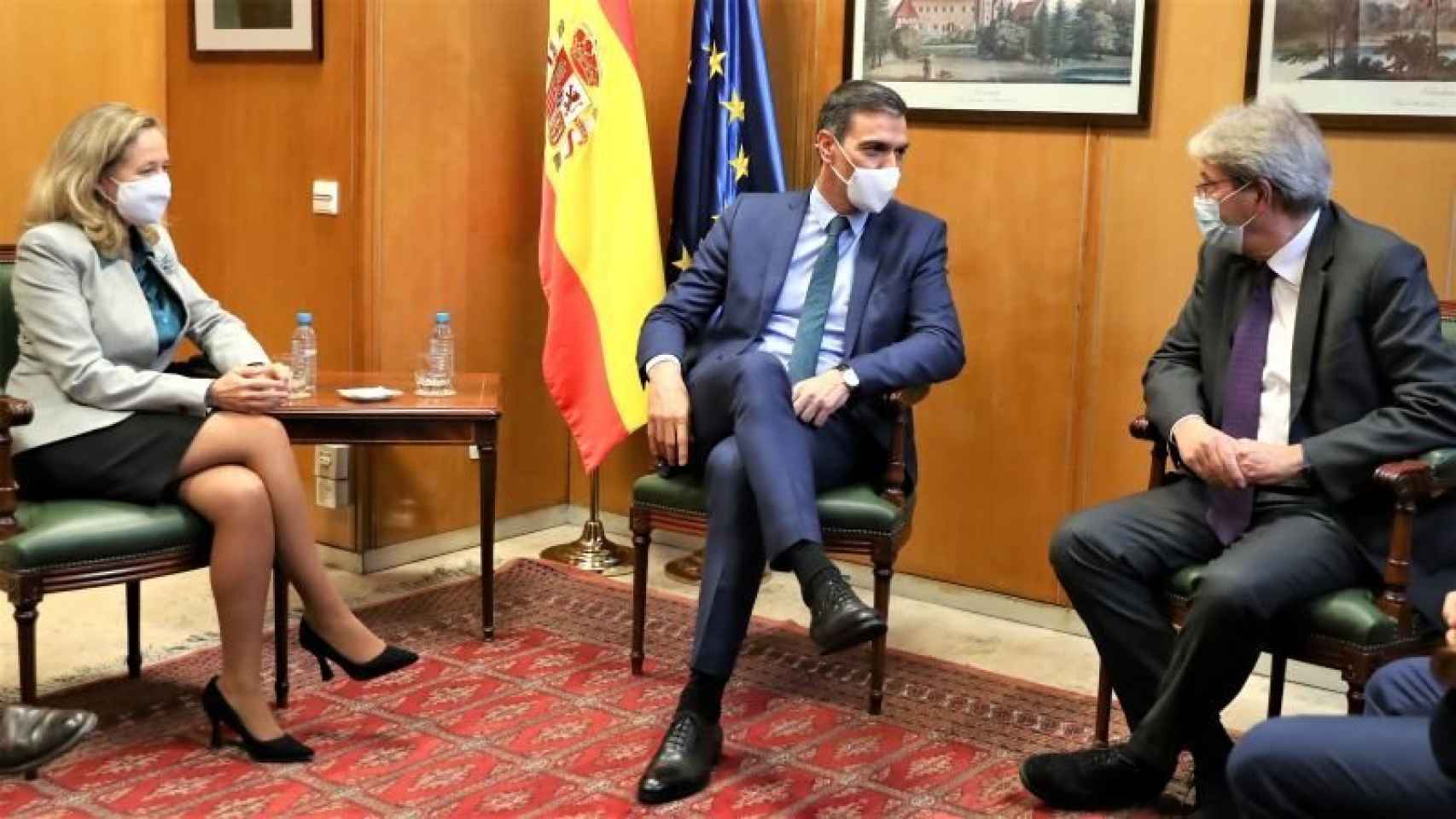 Nadia Calviño, reunida con el presidente Pedro Sánchez y el comisario económico europeo, Paolo Gentiloni.