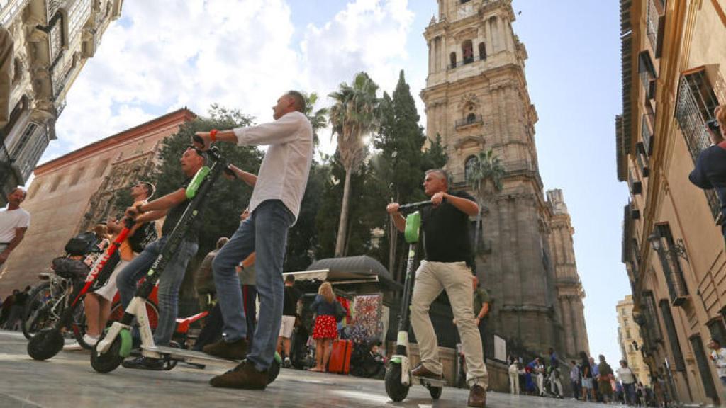 Un grupo de usuarios de patinetes eléctricos por el Centro de Málaga.