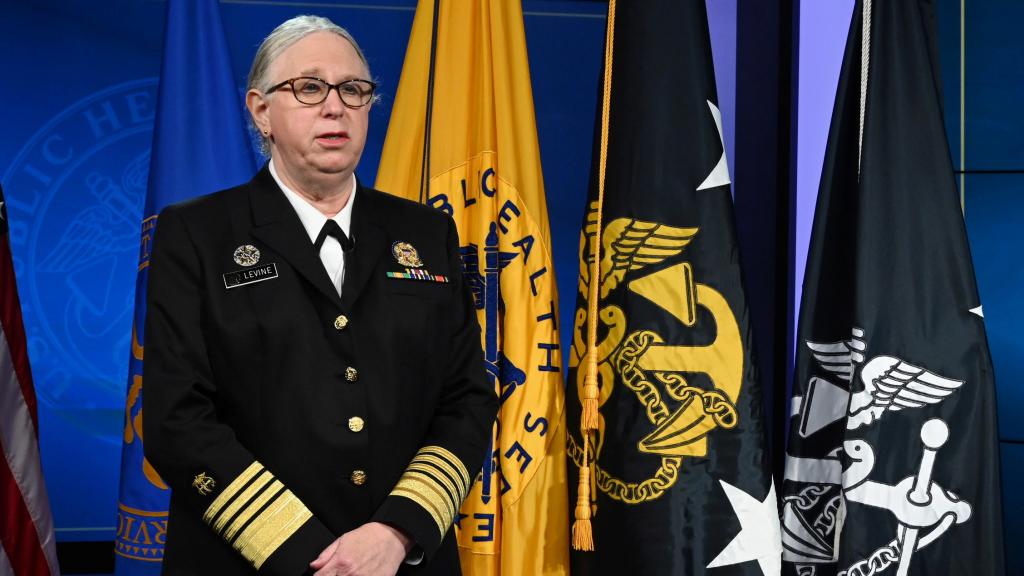 Rachel Levine durante la ceremonia en la que recibió el rango de cuatro estrellas de las fuerzas armadas.