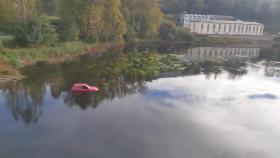 El coche quedó medio sumergido en el río