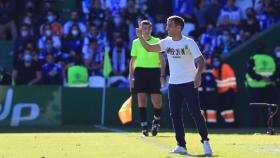 Borja Jiménez dando instrucciones durante el Racing – Deportivo.