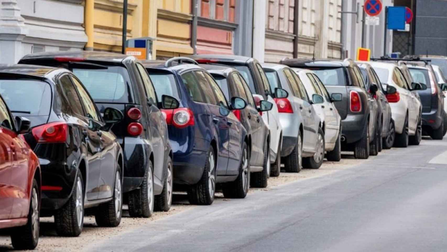 Coches estacionados en la calle