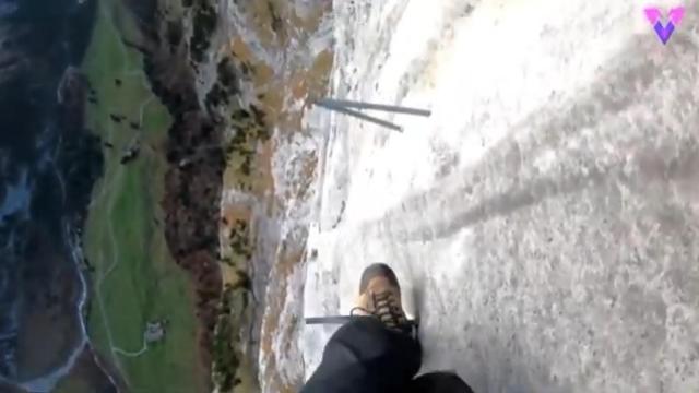 El aventurero infame que se ha grabado atravesando una vía ferrata a 700 metros de altura