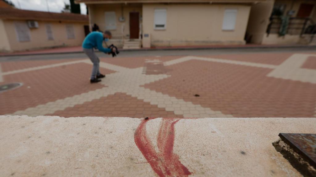 Mancha de sangre en las inmediaciones del domicilio donde un joven ha matado presuntamente a su padre. EP