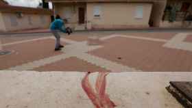 Mancha de sangre en las inmediaciones del domicilio donde un joven ha matado presuntamente a su padre. EP
