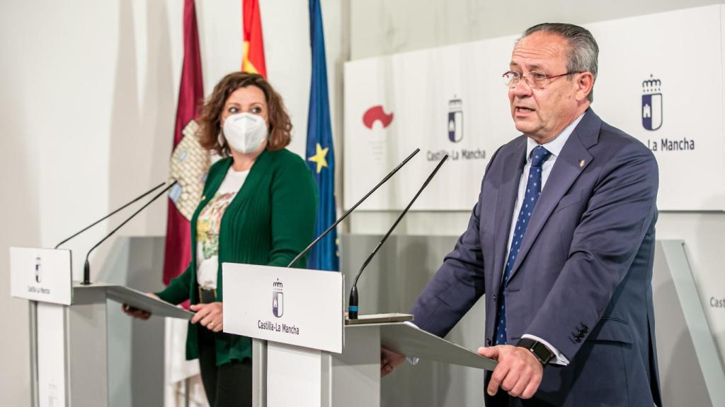 La consejera de Economía, Empresas y Empleo, Patricia Franco, y el consejero de Hacienda y Administraciones Públicas, Juan Alfonso Ruiz Molina, en la rueda de prensa del Consejo de Gobierno. Foto: JCCM