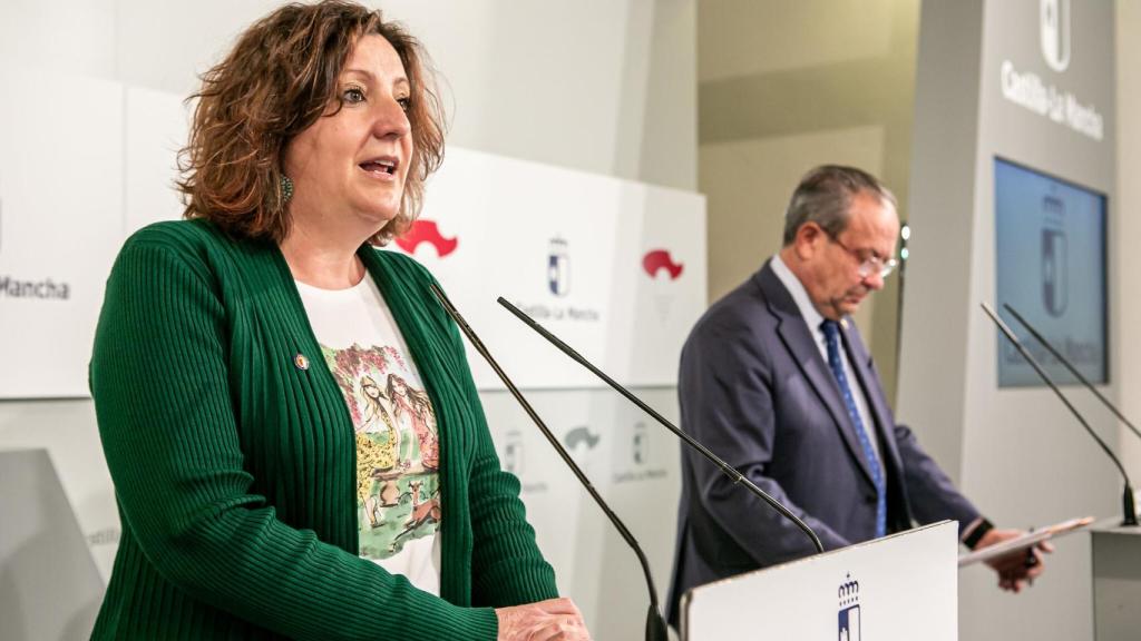 La consejera de Economía, Empresas y Empleo, Patricia Franco, y el consejero de Hacienda y Administraciones Públicas, Juan Alfonso Ruiz Molina, en la rueda de prensa del Consejo de Gobierno. Foto: JCCM