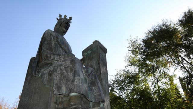 Escultura de Alfonso X El Sabio en Toledo.