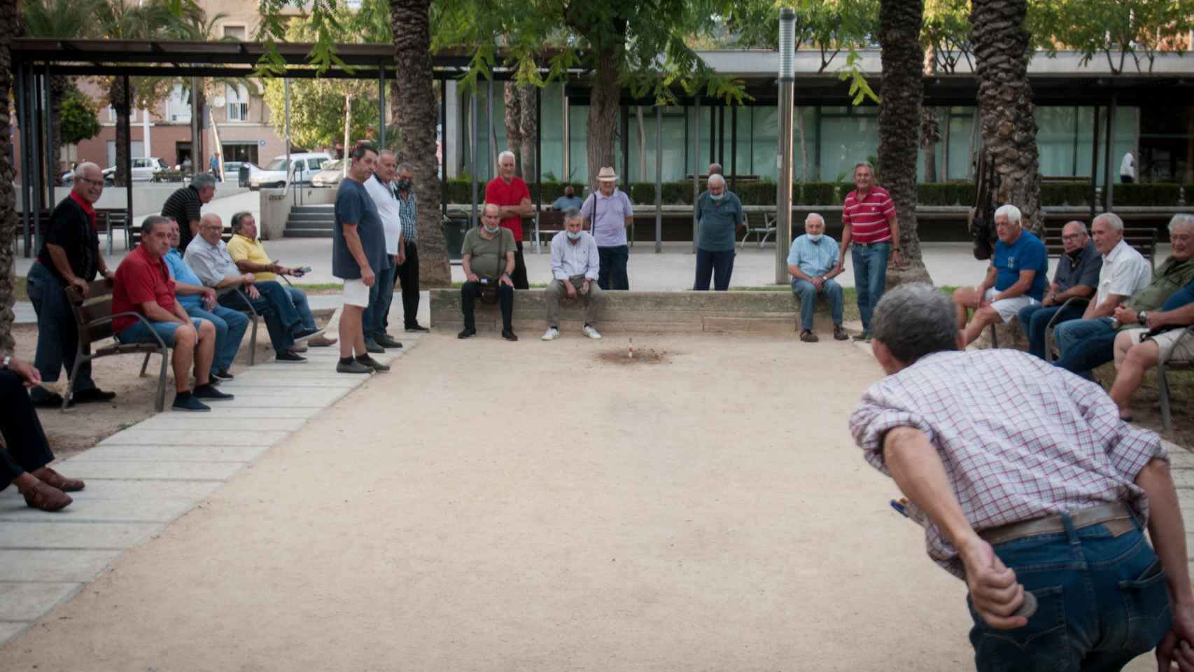 Un grupo de jubilados jugando al calinche en Carrús.
