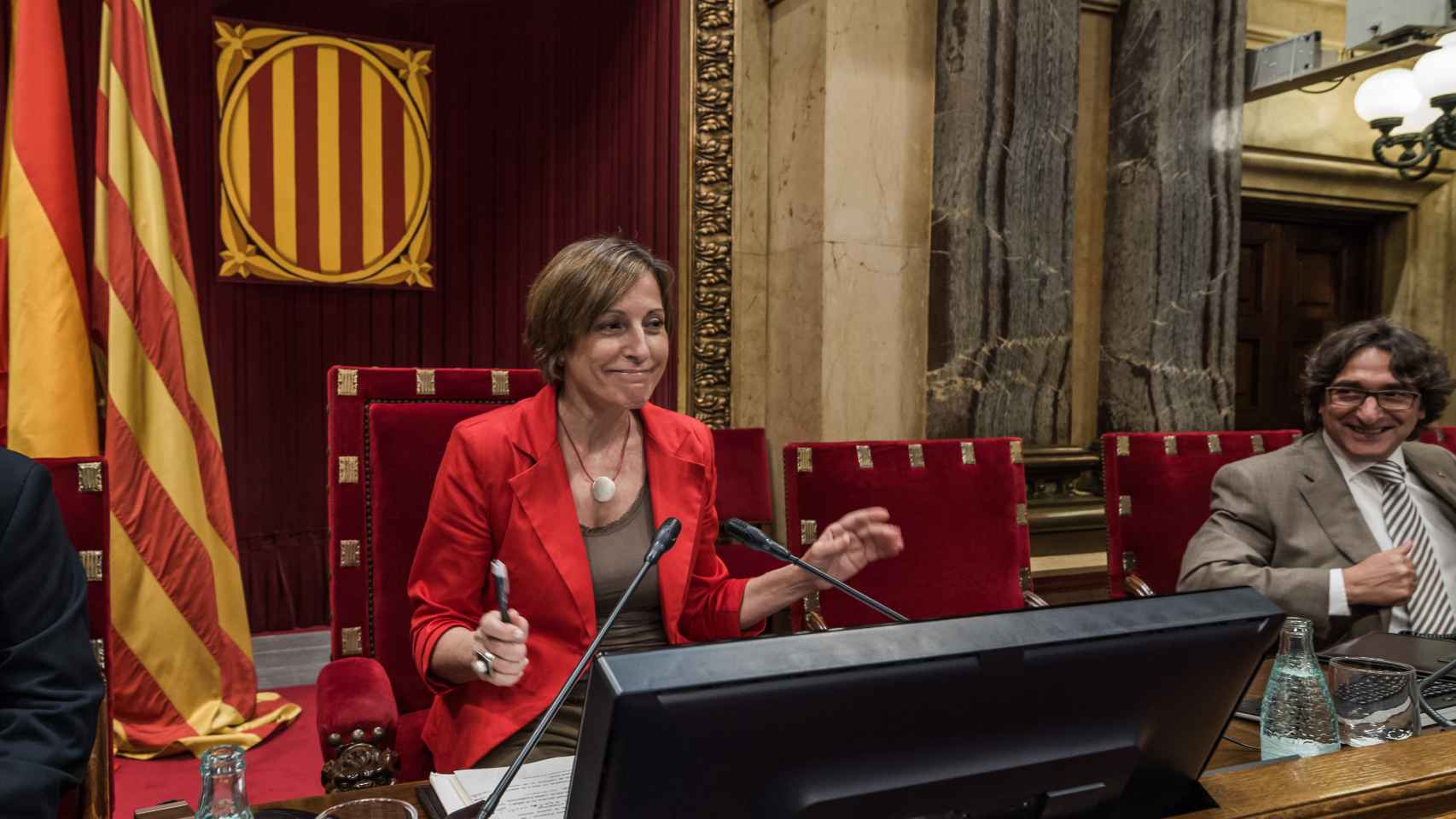Carme Forcadell, cuando era presidenta del Parlamento catalán, en la primera sesión de la cuestión de confianza.