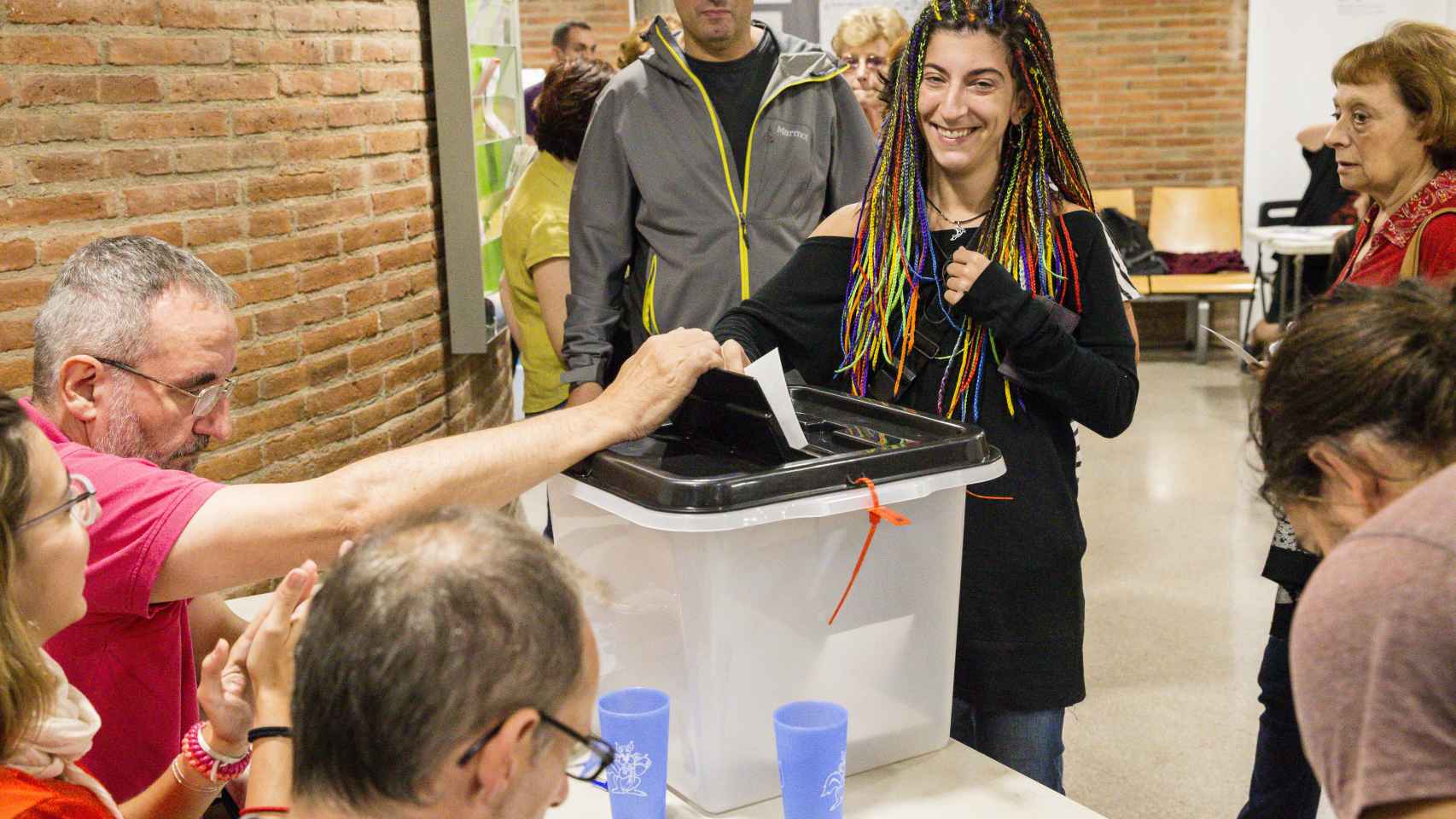Una mujer vota en el referéndum ilegal del 1 de octubre de 2017.