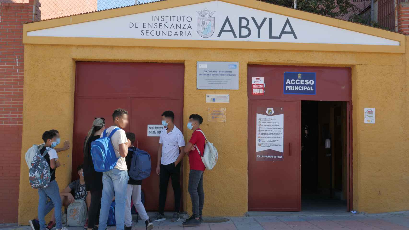 Un grupo de menores en la entrada de uno de los institutos de Ceuta.