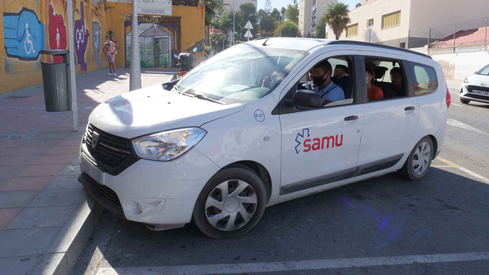 Un vehículo del SAMU que transporta a los menores desde el centro en el que viven al colegio.