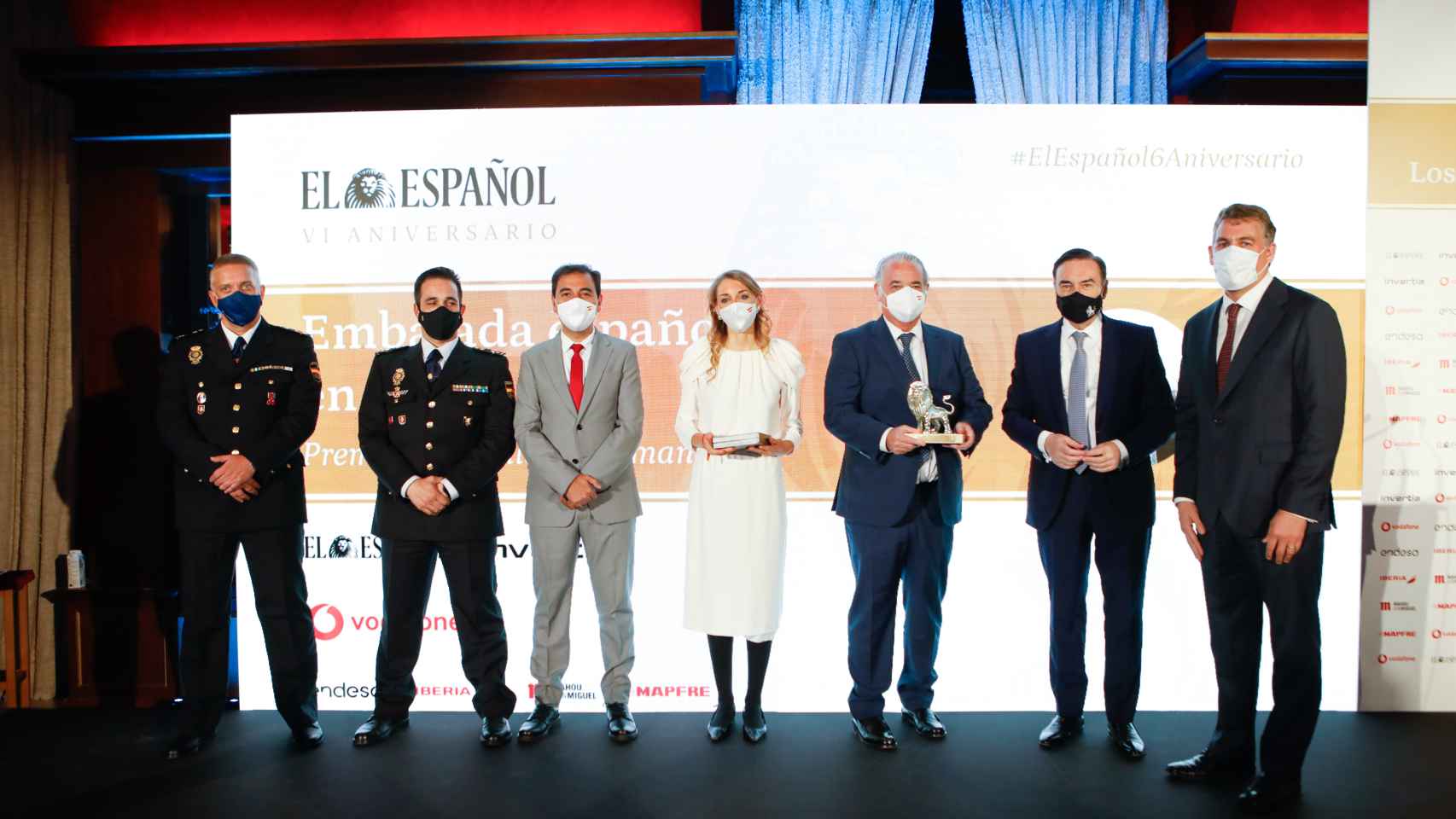 Los miembros de la Embajada de España en Kabul, con su galardón. A la derecha, Pedro J. Ramírez, y  Coman Deegan, CEO de Vodafone en España.