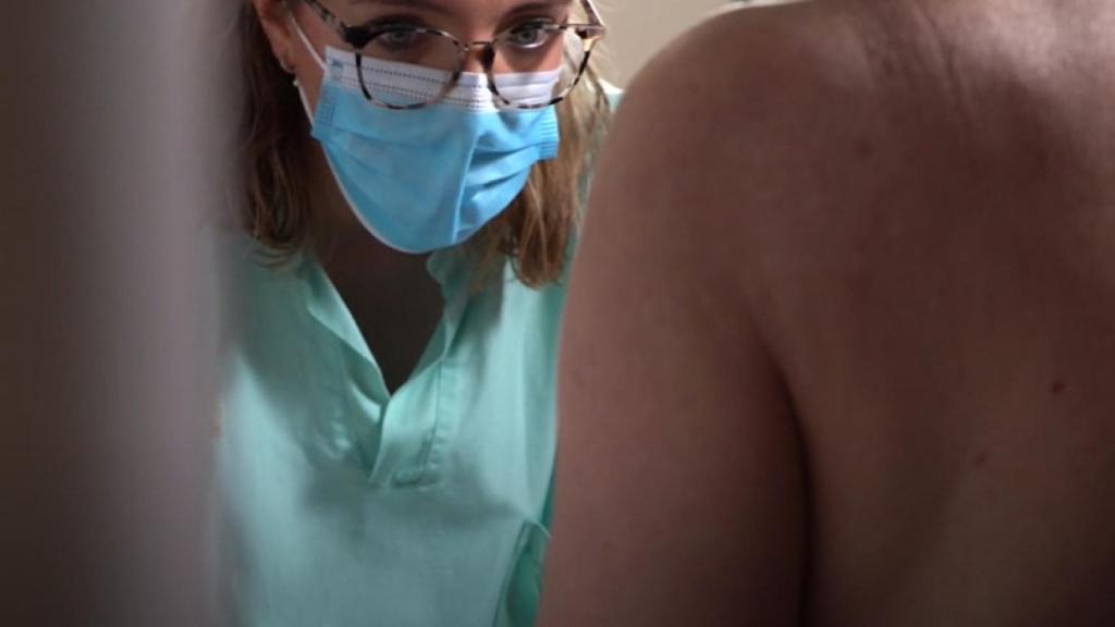 En la imagen, una enfermera de Ribera Salud examina a una mujer antes de llevar a cabo el tatuaje de pezón.