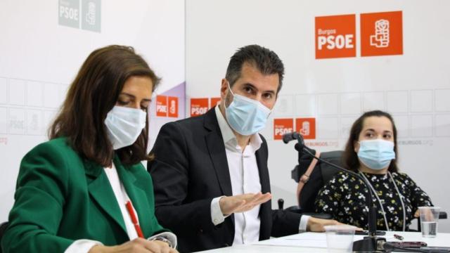 Tudanca en la rueda de prensa en la capital burgalesa, junto a la secretaria provincial, Esther Peña