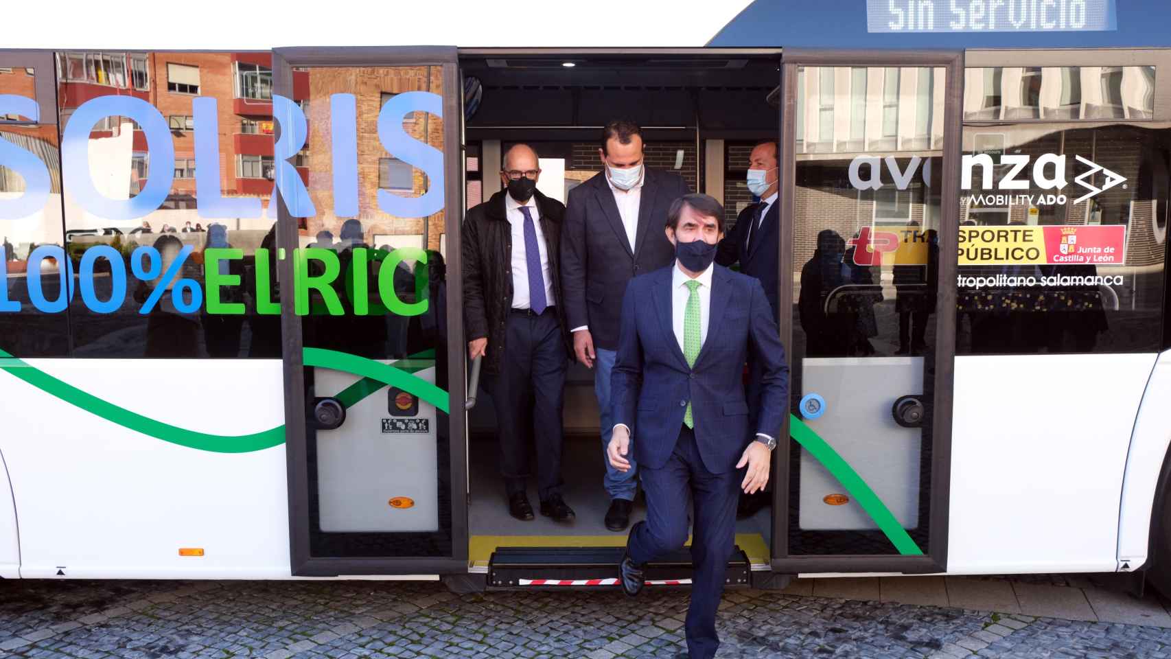 Juan Carlos Suárez-Quiñones estrena el autobús eléctrico presentado esta mañana en Santa Marta de Tormes