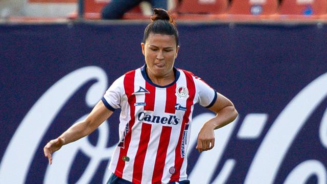 Bea Parra lanzando a portería en su primer gol con el Atlético San Luis