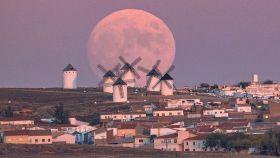 La increíble y preciosa foto de la luna sobre los molinos de La Mancha no es un montaje
